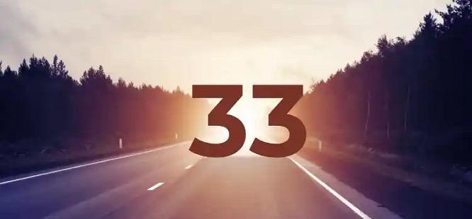 Bărbat singur în natură privind spre apus, într-o stare de introspecție la 33 de ani